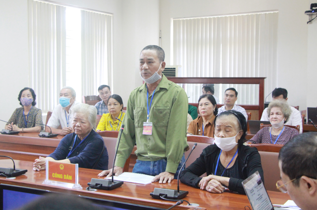 Các hộ dân khu chung cư cũ 6,7,8 (phường Trần Hưng Đạo, TP Hạ Long) nêu kiến nghị tại buổi tiếp công dân.