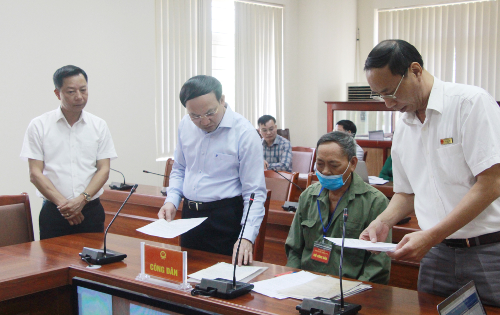 Đồng chí Bí thư Tỉnh ủy, Chủ tịch HĐND tỉnh tiếp nhận đơn đề nghị của ông Bùi Văn Nhã, tổ 1, khu 8 (phường Việt Hưng, TP Hạ Long).