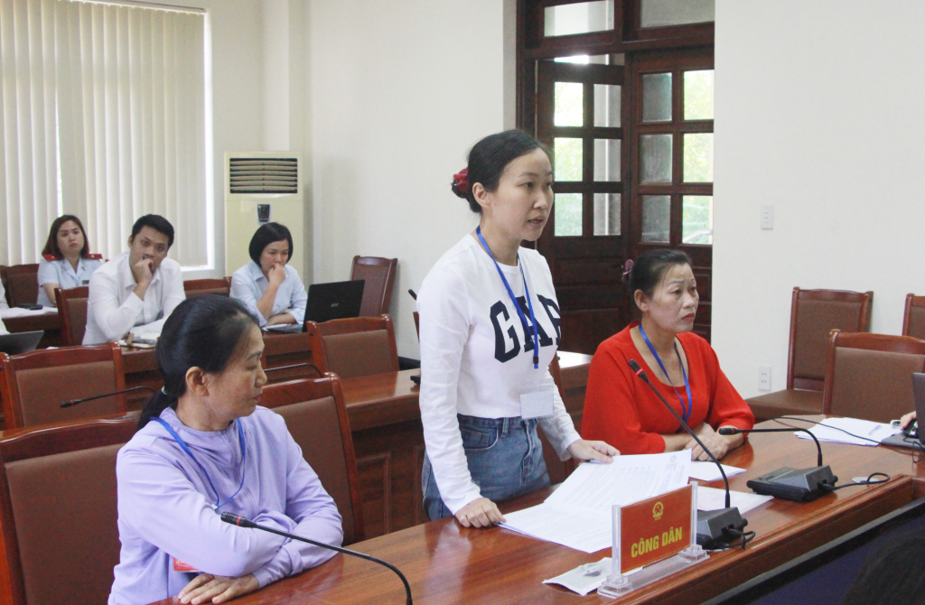 Đại diện các hộ dân tổ 4, 5 của khu Bình Sơn (phường Cẩm Sơn, TP Cẩm Phả) nêu kiến nghị tại buổi tiếp công dân.