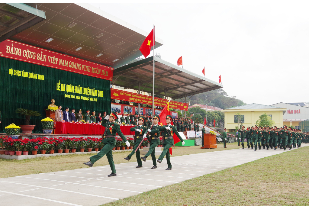  Cán bộ, chiến sĩ Bộ CHQS tỉnh thực hành duyệt đội ngũ trong lễ ra quân huấn luyện năm 2019. 