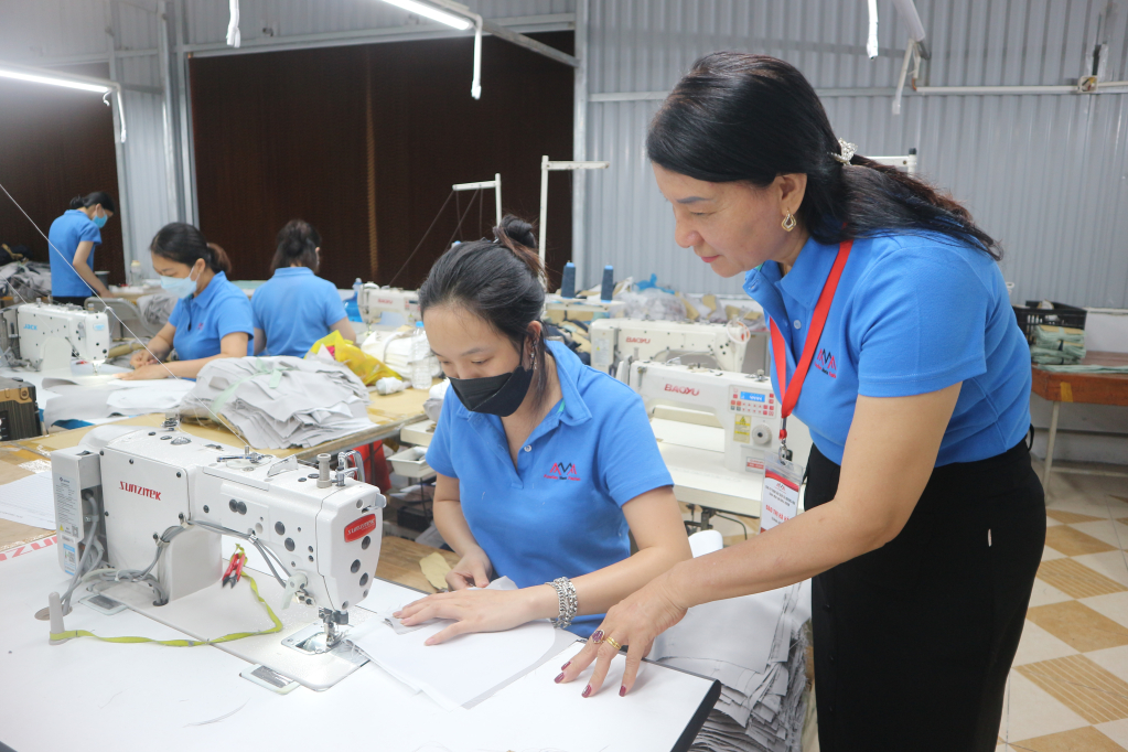 Nhiều hoạt động khởi nghiệp đã tạo thêm nhiều việc làm cho phụ nữ địa phương. (Trong ảnh: Chị Đào Thị Hà Hải, Giám đốc Công ty TNHH Sản xuất và Thương mại Sao Mai Quảng Ninh hướng dẫn tay nghề cho công nhân).