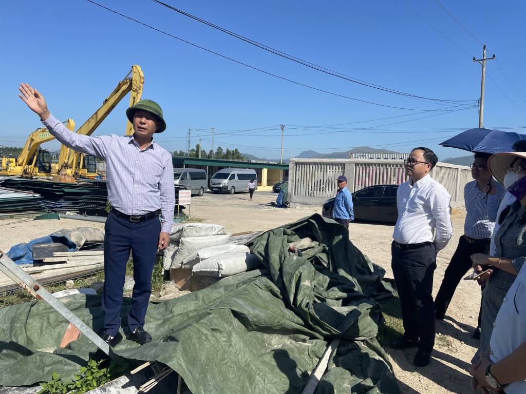 Đồng chí Lê Văn Ánh, Phó Chủ tịch HĐND tỉnh kiểm tra thực địa tại dự án Khu nuôi trồng thủy sản phía tây kênh làm mát Nhà máy Nhiệt điện Uông Bí trong thời gian việc với TP Uông Bí về công tác giải quyết kiến nghị cử tri và trách nhiệm giải quyết một số vụ việc khiếu nại, tố cáo của công dân vào 11/10/2022. Ảnh: Cao Quỳnh.
