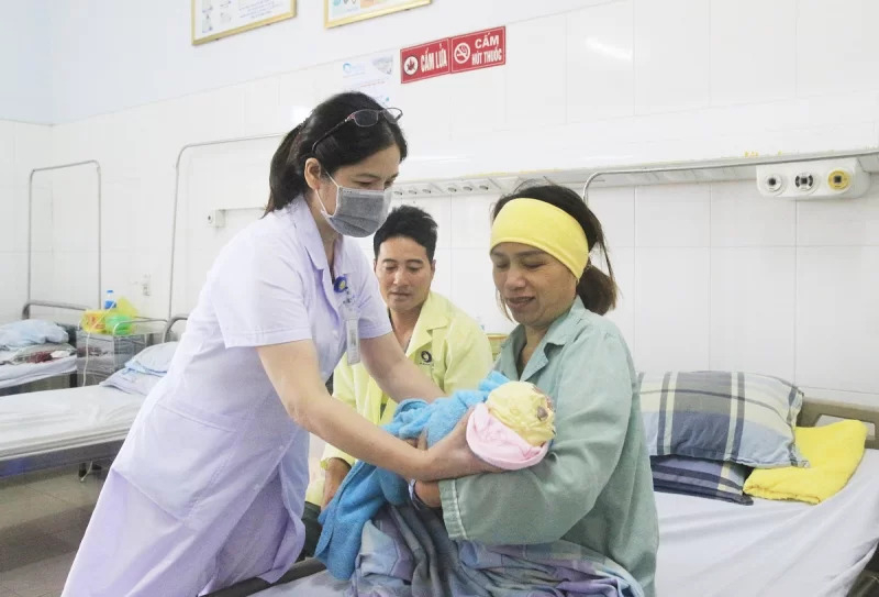Bác sĩ của Bệnh viện Bãi cháy thăm khám sức khỏe cho phụ nữ sau sinh. Ảnh: Mạc Thảo (CTV).