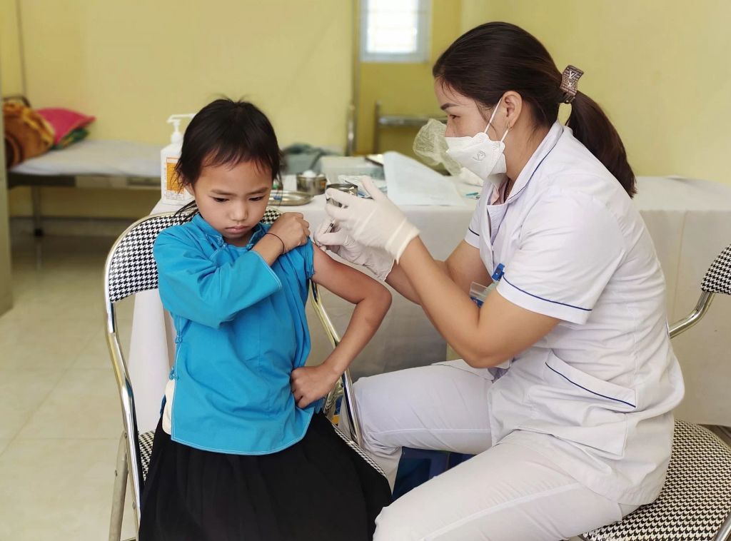 Trung tâm Y tế huyện Tiên Yên triển khai tiêm vắc xin bạch hầu, uốn ván cho trẻ em trên địa bàn huyện.