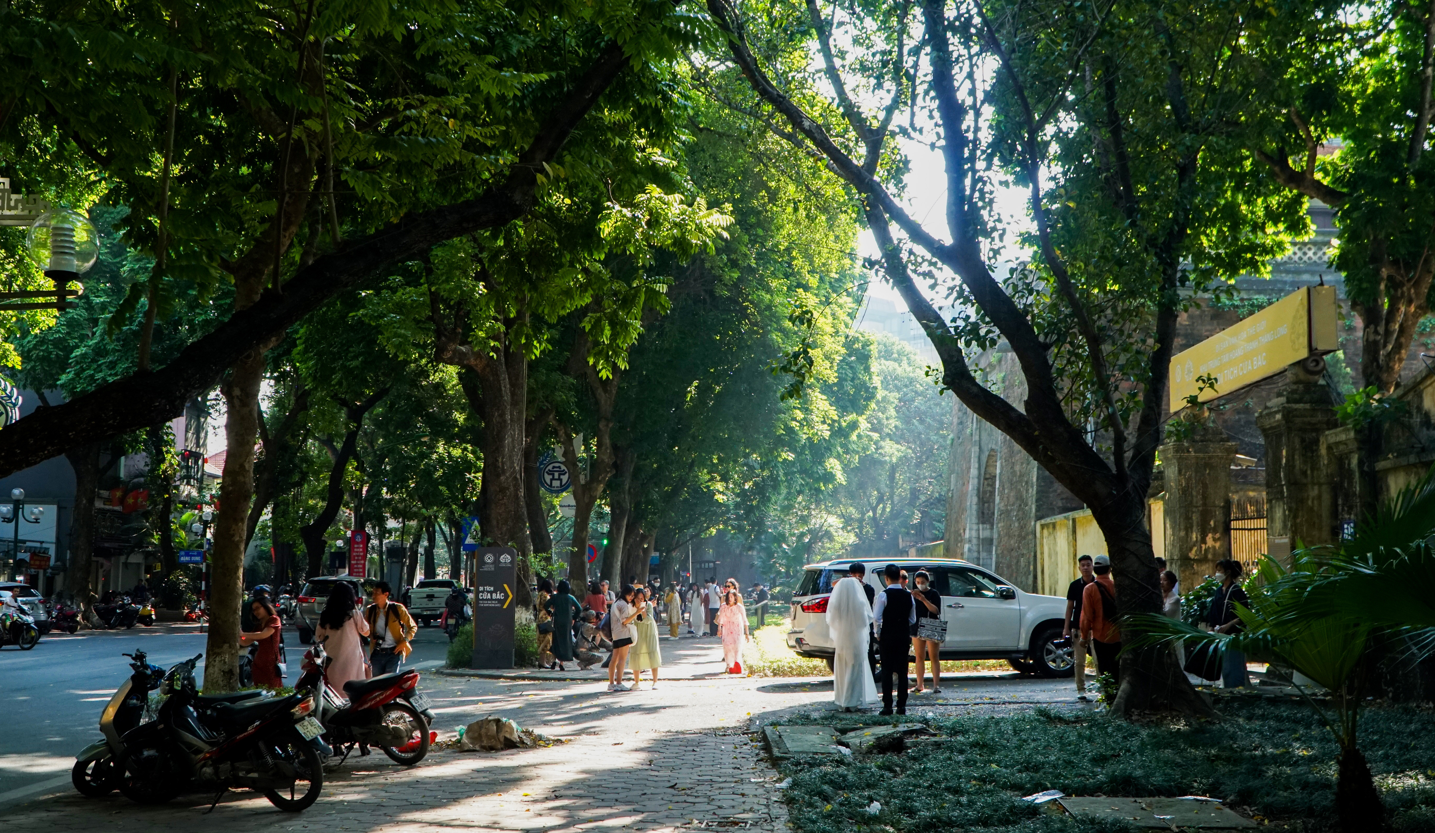 People hit the streets to enjoy Hanoi autumn