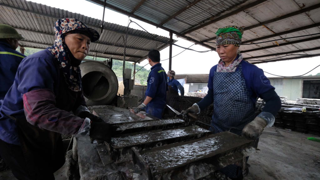  Sau mỗi mẻ bê tông tươi, toàn Tổ lại tay chân thoăn thoắt làm việc hối hả