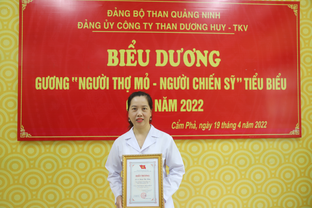 Bác sĩ Đoàn Thị Thủy trên bục vinh danh của Đảng bộ Than Dương Huy