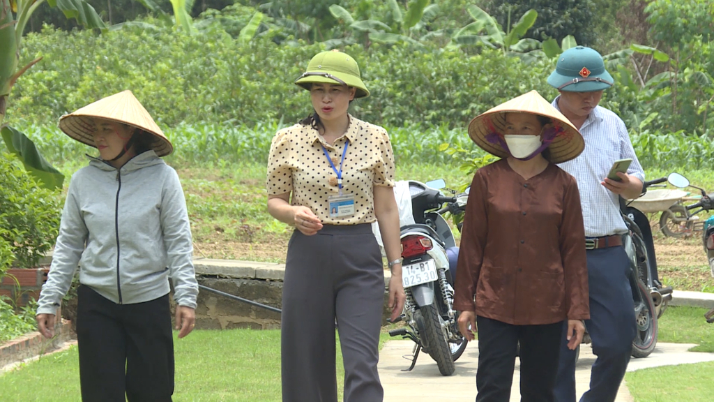 Bà Phạm Thị Thu Hằng, Bí thư Đảng ủy, Chủ tịch UBND xã Dân Chủ, TP Hạ Long (đứng giữa) đi cơ sở vận động người dân chuyển dịch cơ cấu kinh tế.