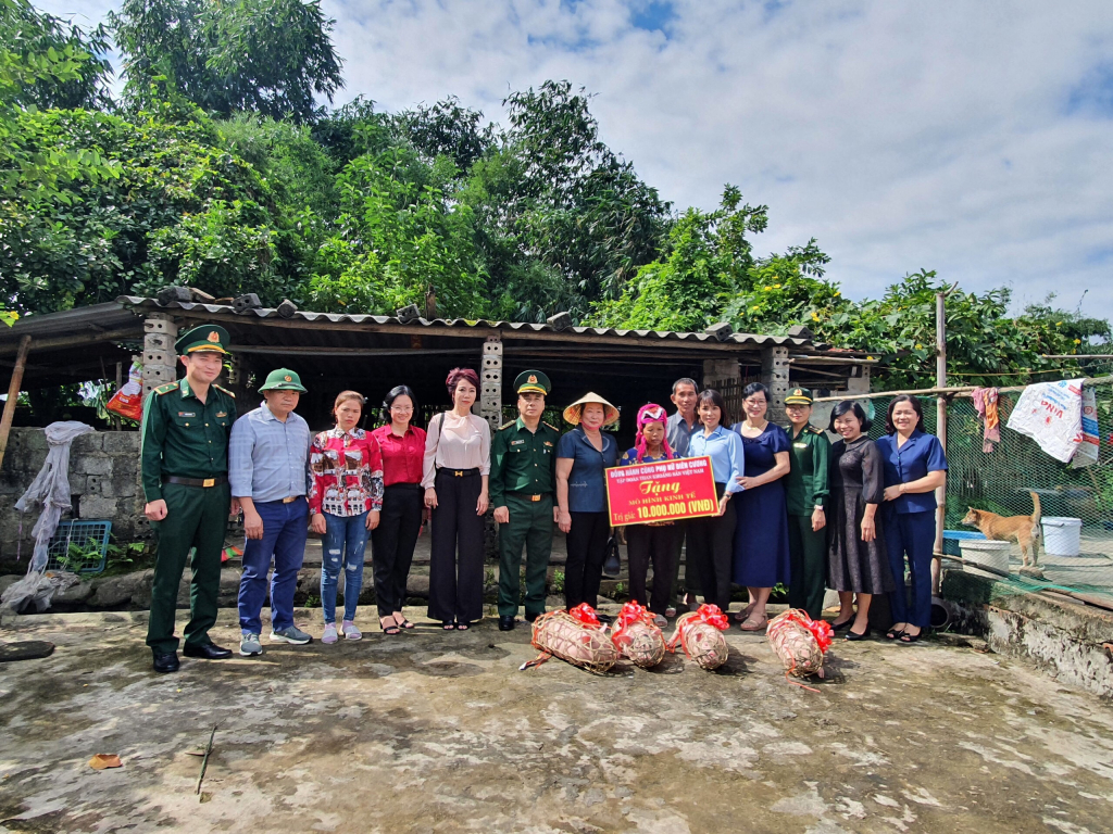 Đoàn công tác Hội LHPN tỉnh, CLB Doanh nhân nữ tỉnh trao hỗ trợ mô hình kinh tế tại xã Quảng Sơn trong chương trình đồng hành cùng phụ nữ biên cương