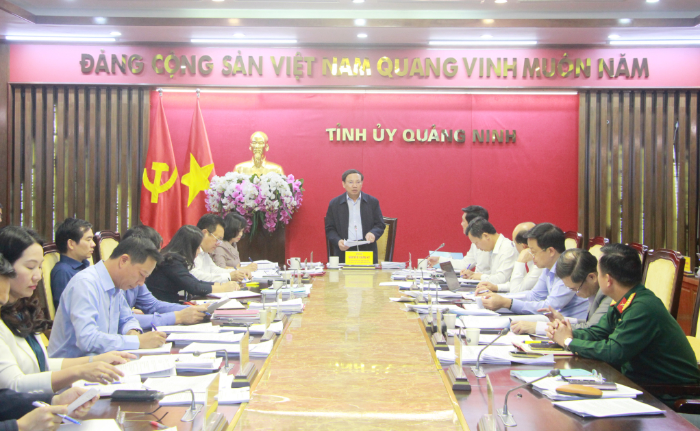 Đồng chí Nguyễn Xuân Ký, Ủy viên Trung ương Đảng, Bí thư Tỉnh ủy, Chủ tịch HĐND tỉnh chủ trì hội nghị Ban Thường vụ Tỉnh ủy.
