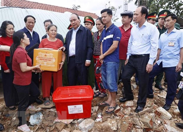 Chu tich nuoc chia se kho khan voi nguoi dan bi anh huong bao lu hinh anh 2