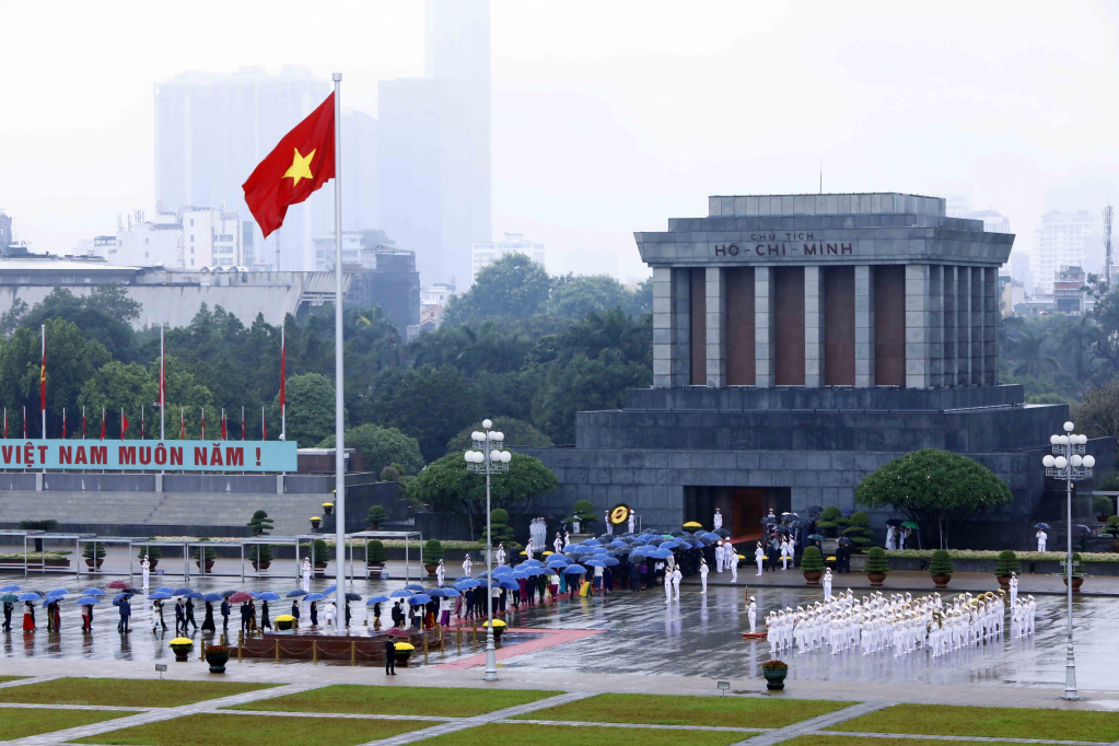 Sáng 20/10, trước giờ khai mạc Kỳ họp thứ tư, Quốc hội khóa XV, các đại biểu Quốc hội đến đặt vòng hoa và vào Lăng viếng Chủ tịch Hồ Chí Minh. (Nguồn: TTXVN)