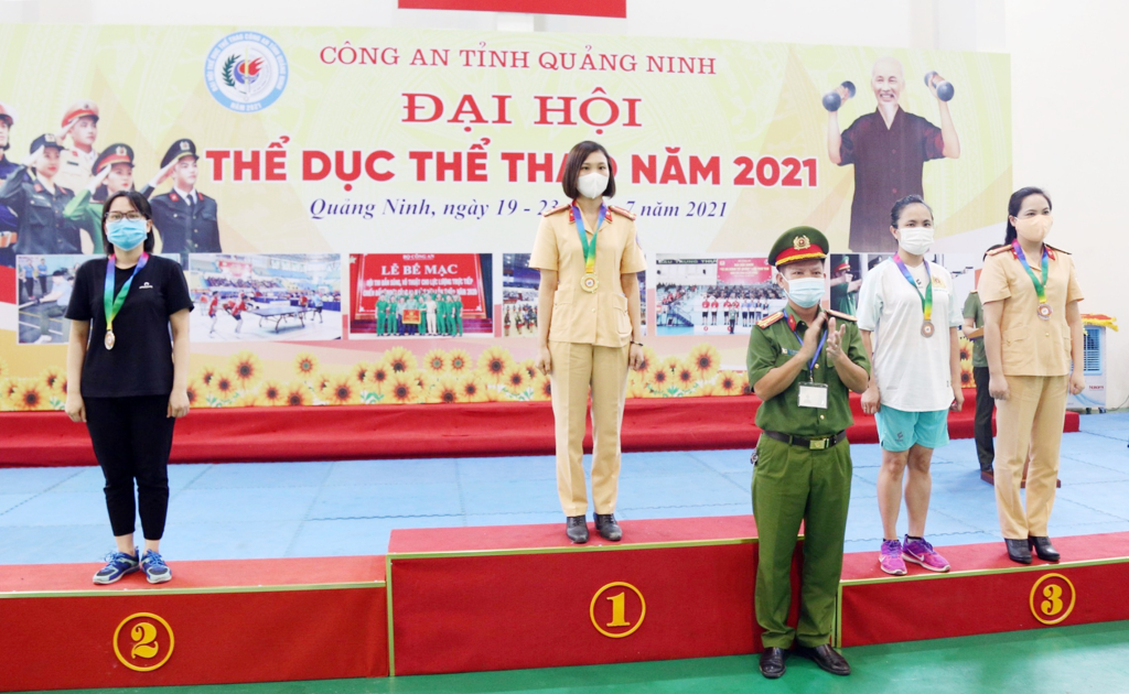Đại úy Lưu Thị Hạnh, nhận giải thưởng đạt thành tích tại Đại hội