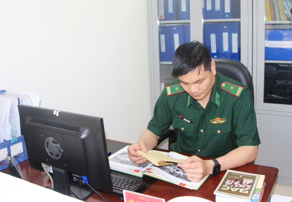 Thiếu tá Vũ Văn Lương nghiên cứu tài liệu học tập và làm theo tư tưởng, đạo đức, phong cách Hồ Chí Minh.