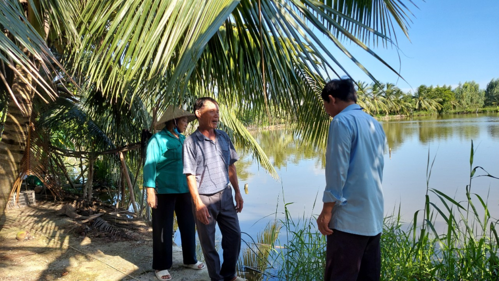 Ông Cao Văn Hà trao đổi với cán bộ địa phương liên quan đến nội dung khiếu nại của các hộ dân.