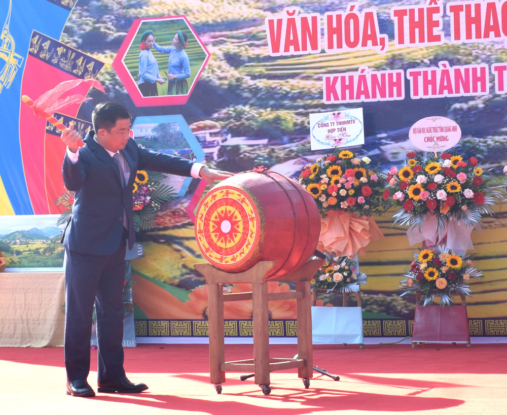 Đồng chí Hà Hải Dương, Bí thư Huyện ủy, Chủ tịch UBND huyện gõ trống khai mạc Lễ hội