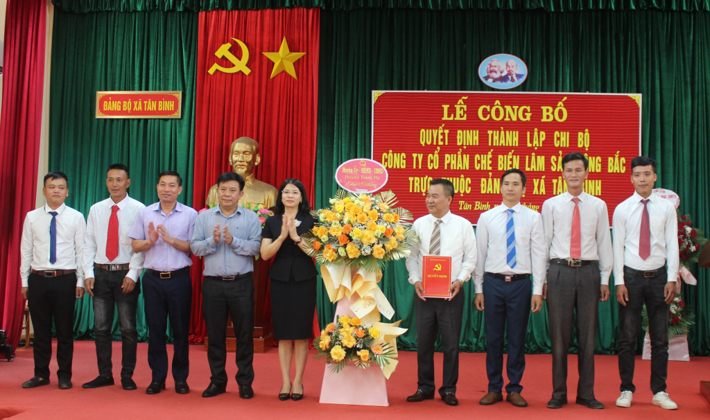 Lãnh đạo Huyện Đầm Hà, chúc mừng Chi bộ Công ty CP Chế biến Lâm Sản Đông Bắc tại lễ công bố quyết đình thành lập Chi bộ tháng 8/2022.