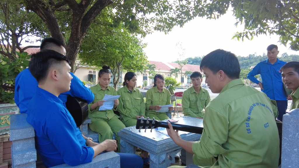 Học viên và Đoàn viên thanh niên Cơ sở Cai nghiện ma túy Quảng Ninh tập một bài hát mới.