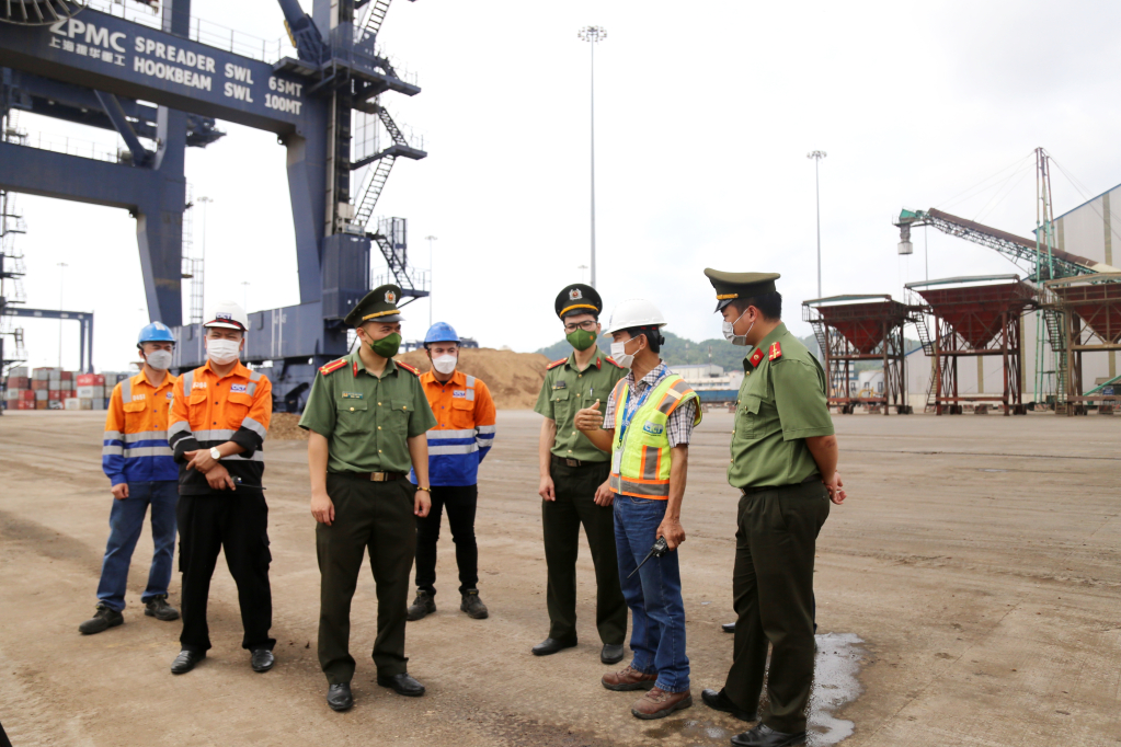 Cán bộ Phòng An ninh kinh tế (Công an tỉnh) nắm tình hình tại Công ty TNHH Cảng container quốc tế Cái Lân.