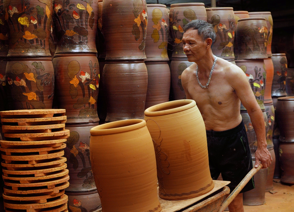 Chuyển sản phẩm đi nung.