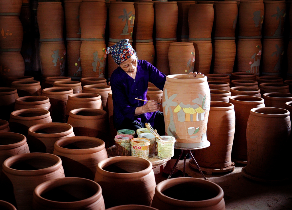 Nghệ nhân làng gốm.