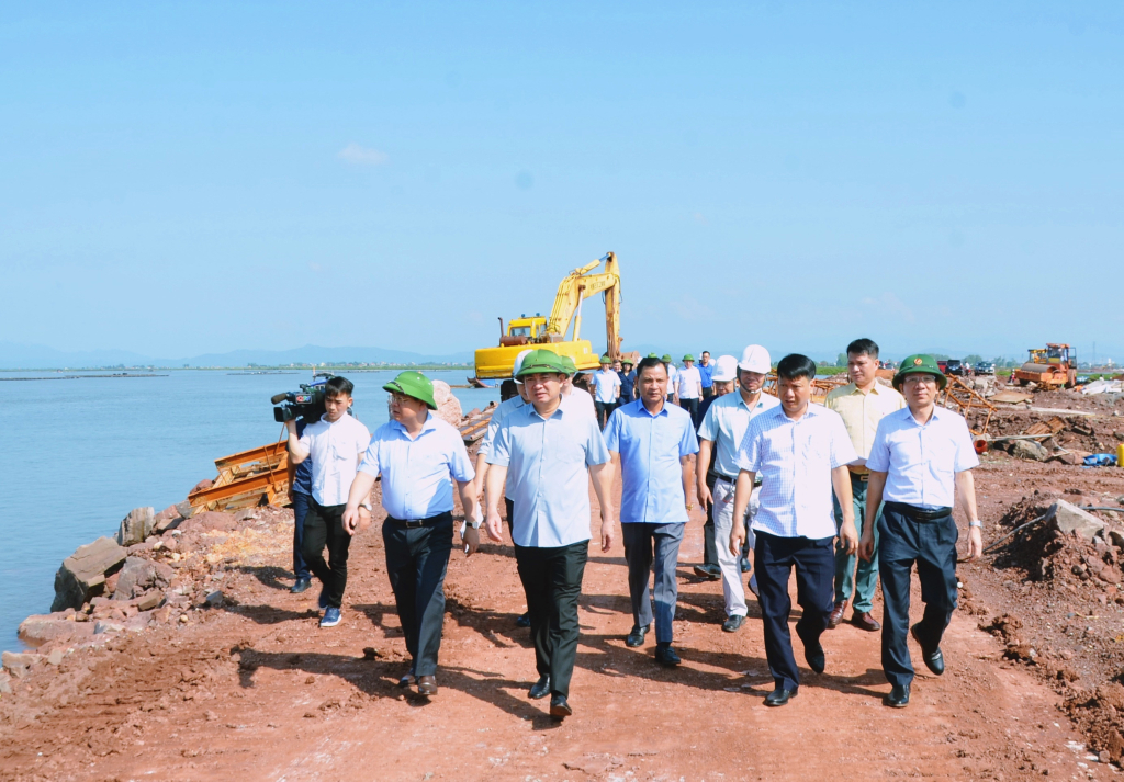 Đồng chí Ngô Hoàng Ngân, Phó Bí thư Thường trực Tỉnh ủy kiểm tra tiến độ triển khai Dự án Bến cảng tổng hợp Vạn Ninh (giai đoạn 1) vào ngày 5/10/2022. Ảnh: Thanh Tùng