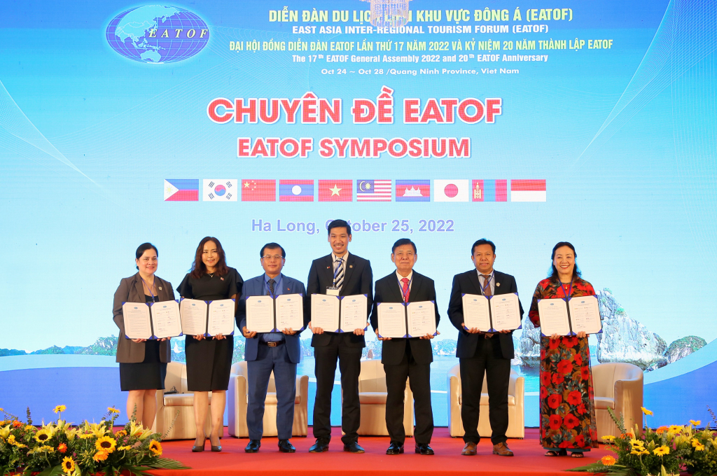 Lễ ký kết Biên bản ghi nhớ giữa các Hiệp hội Du lịch một số tỉnh thành viên. 