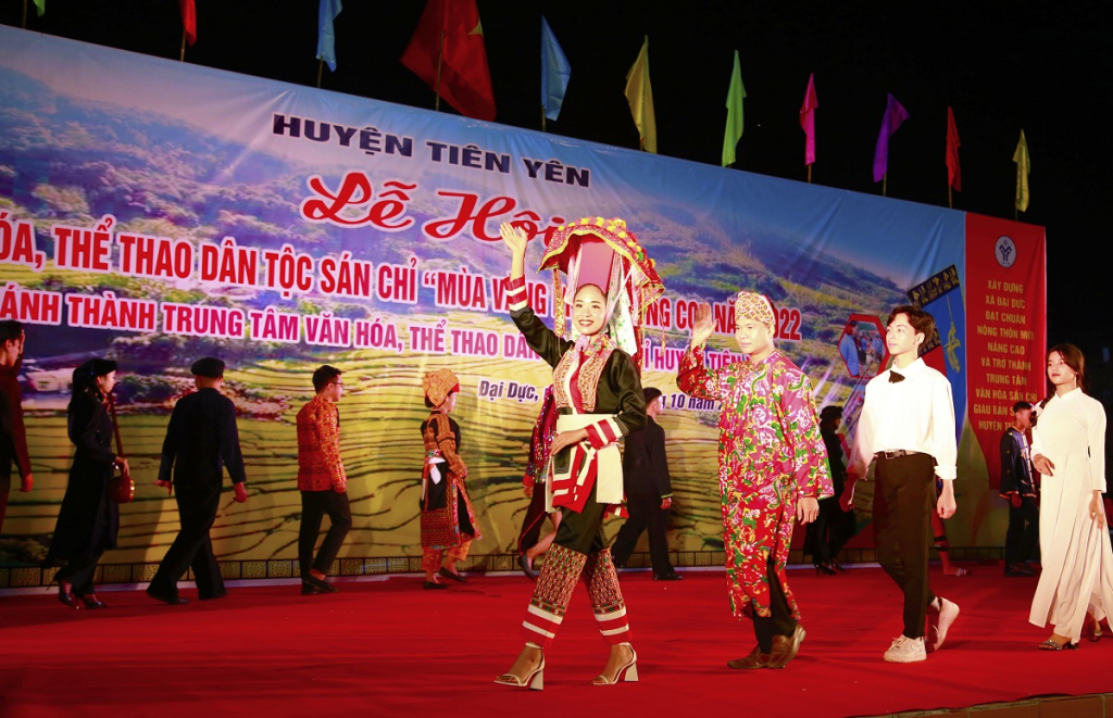 Thi trình diễn trang phục các dân tộc huyện Tiên Yên Lễ hội