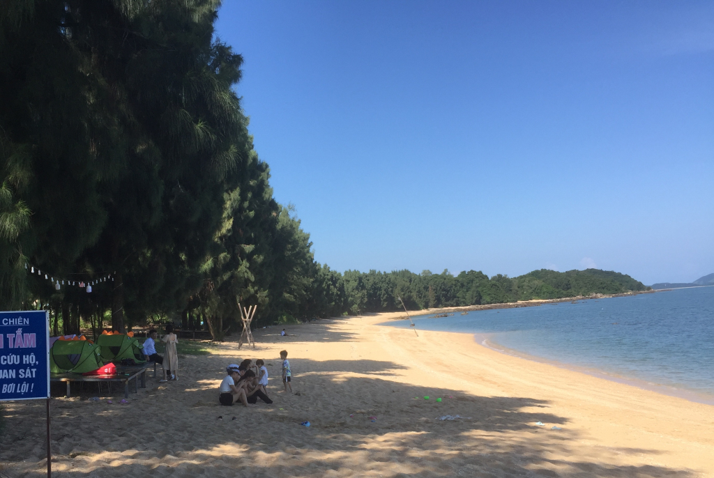 Bãi biển Cái Chiên hoang sơ, thơ mộng.