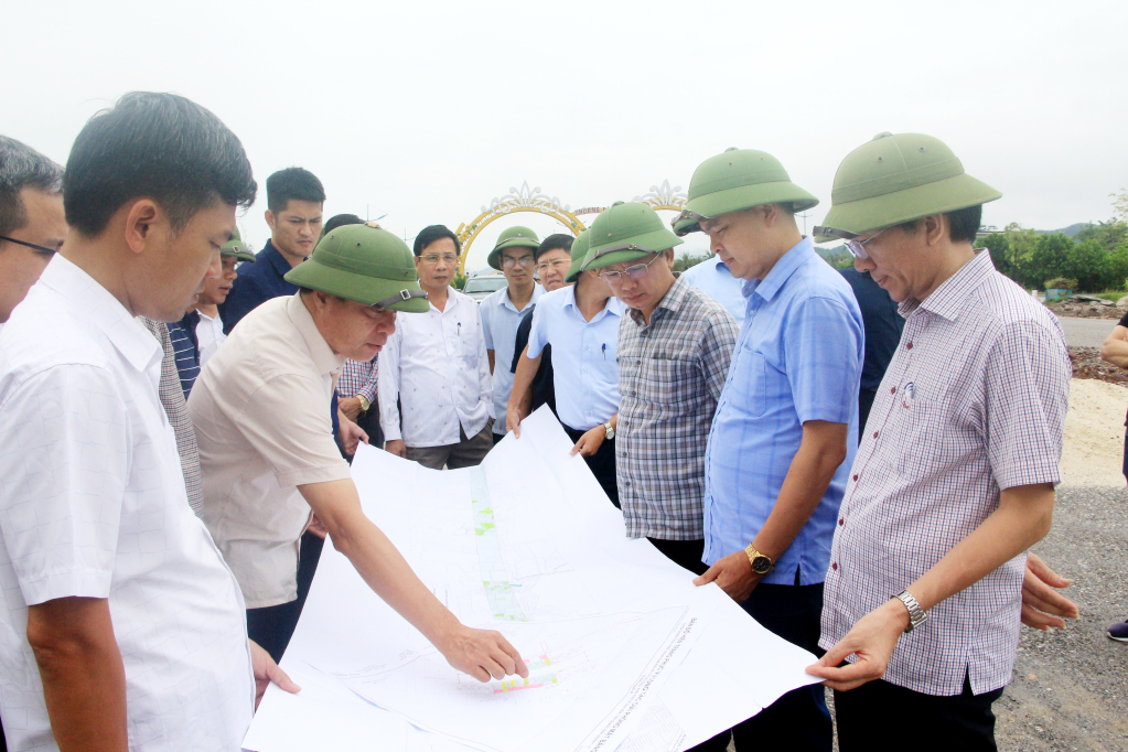 Đồng chí Cao Tường Huy, Phó Chủ tịch Thường trực UBND tỉnh, kiểm tra tiến độ thi công một số dự án tại KKT Vân Đồn.