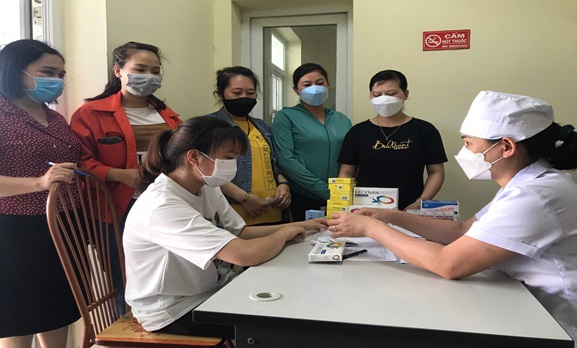 Hội KHHĐ tỉnh phối hợp với Trung tâm Y tế TX Quảng Yên cung cấp các phương tiện tránh thai hiện đại cho phụ nữ trên địa bàn.