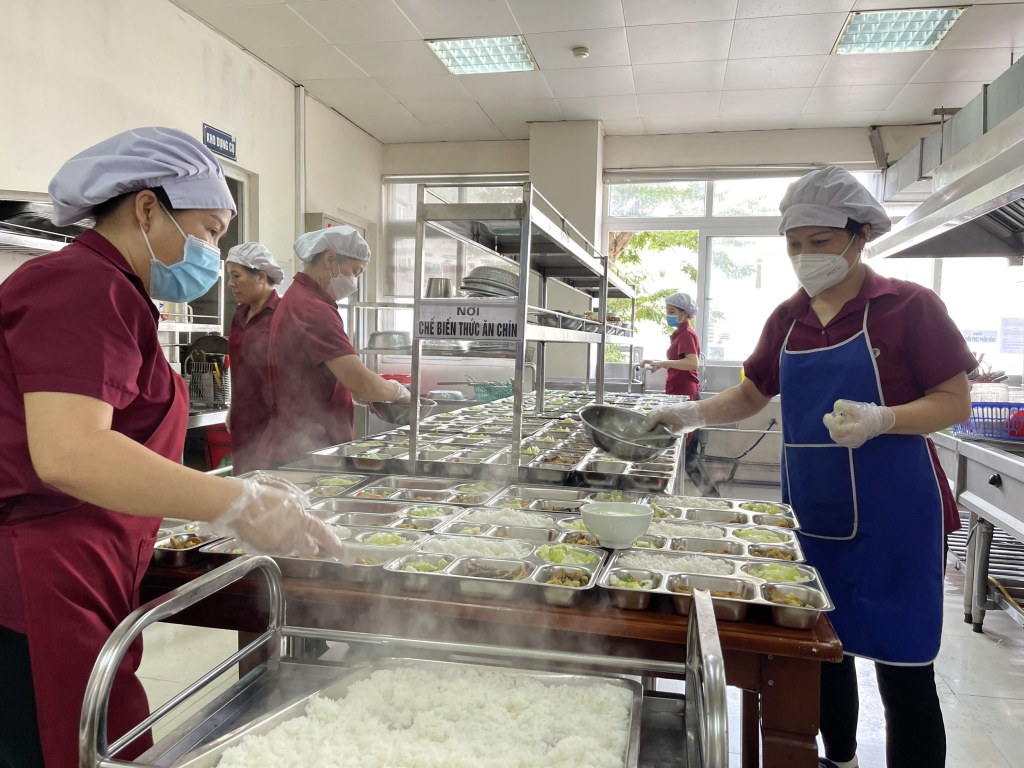 Công nhân Công ty CP Tâm Đức Cẩm Phả phục vụ suất ăn trưa cho cán bộ, công nhân Công ty Tuyển Than Cửa Ông.