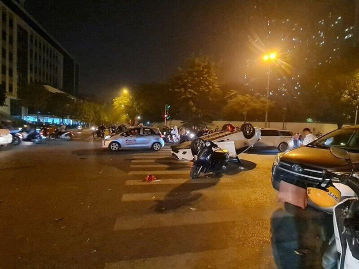 Ô tô Mazda lao vút vào các xe chờ đèn đỏ ở Hà Nội, 3 người bị thương 1