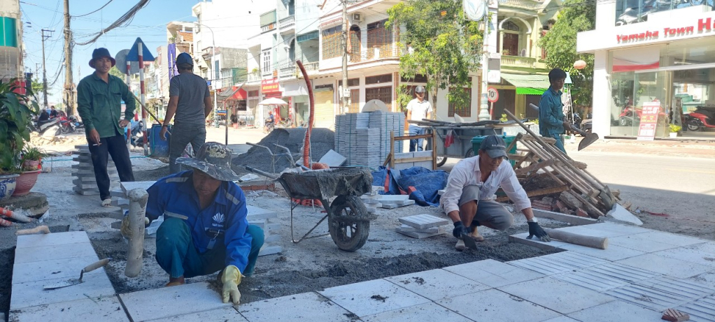Các hạng mục dự án cải tạo, nâng cấp chỉnh trang hạ tầng đô thị khu vực trung tâm thị trấn Quảng Hà và hai bên tuyến QL18A đoạn đi qua thị trấn Quảng Hà đang được khẩn trương thi công.