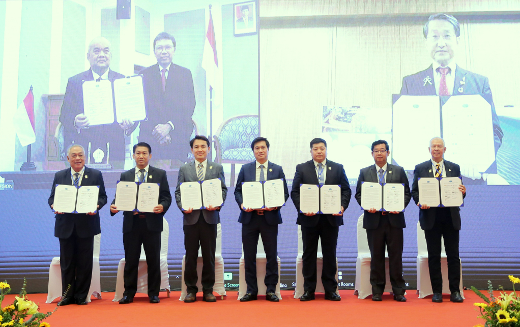 Các đại biểu ký kết Tuyên bố chung. 