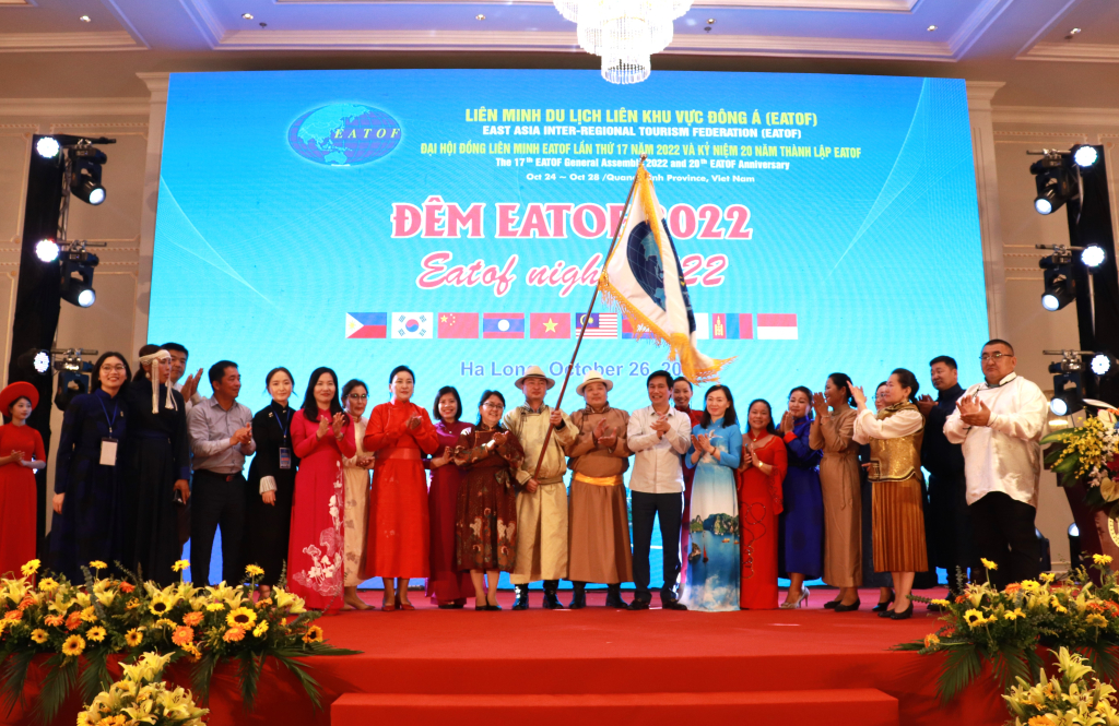 Các lãnh đạo tỉnh Quảng Ninh (Việt Nam) và tỉnh Tuv (Mông Cổ) chụp hình lưu niệm.