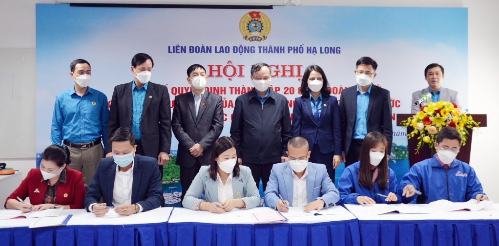 Lãnh đạo LĐLĐ tỉnh, Thành ủy TP Hạ Long, LĐLĐ TP Hạ Long chứng kiến đại diện tổ chức công đoàn và người sử dụng lao động ký kết TƯLĐTTT.