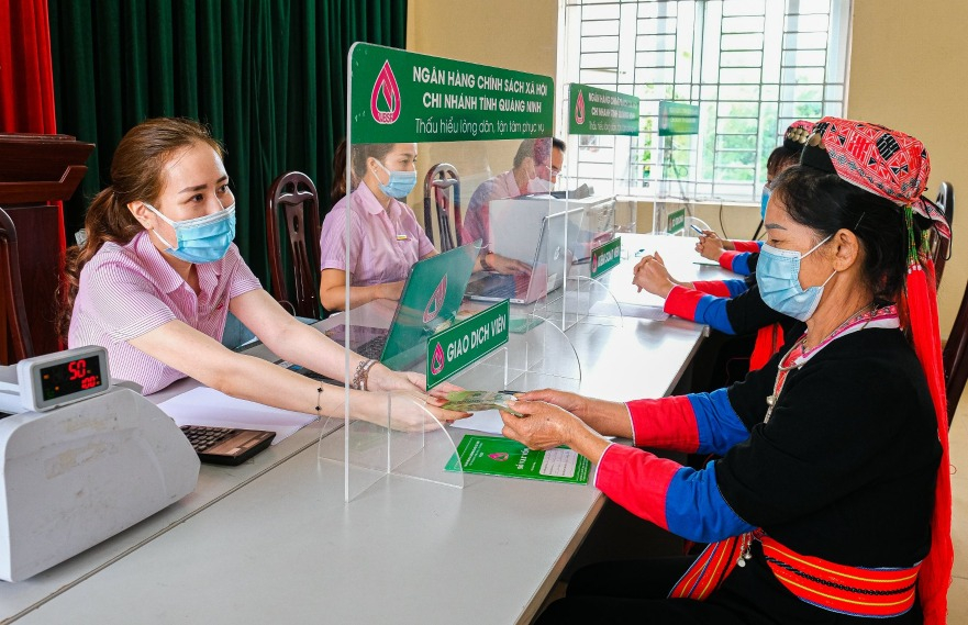 Cán bộ Ngân hàng CSXH chi nhánh Quảng Ninh giải ngân vốn cho vay giải quyết việc làm tại xã Bằng Cả, TP Hạ Long. Ảnh Nguyên Ngọc