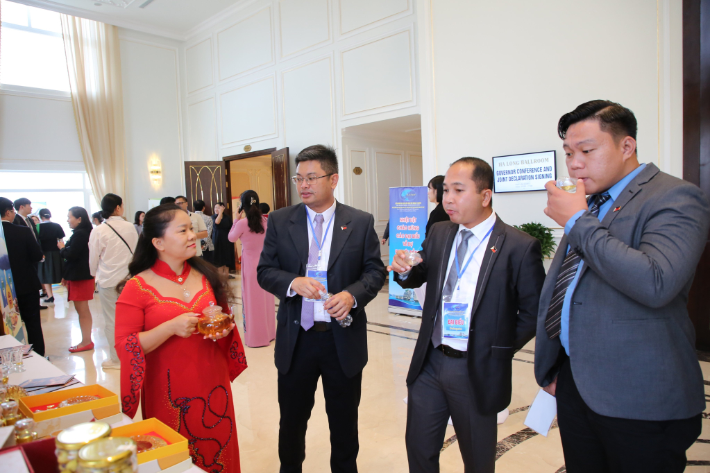 Đại biểu thưởng thức sản phẩm OCOP Quảng Ninh bên lề hội nghị. 