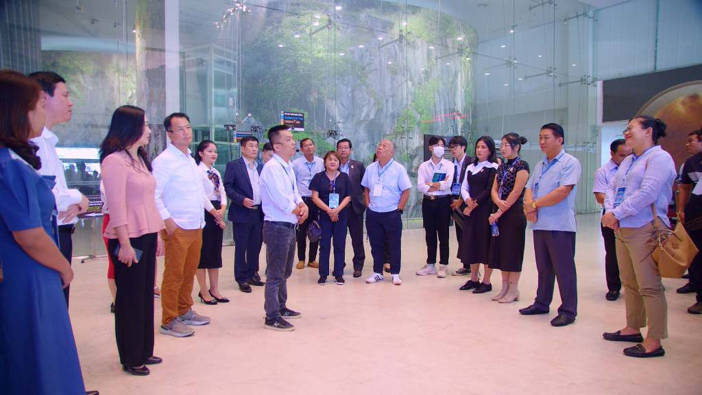 Đại biểu EATOF tham quan Bảo tàng Quảng Ninh.