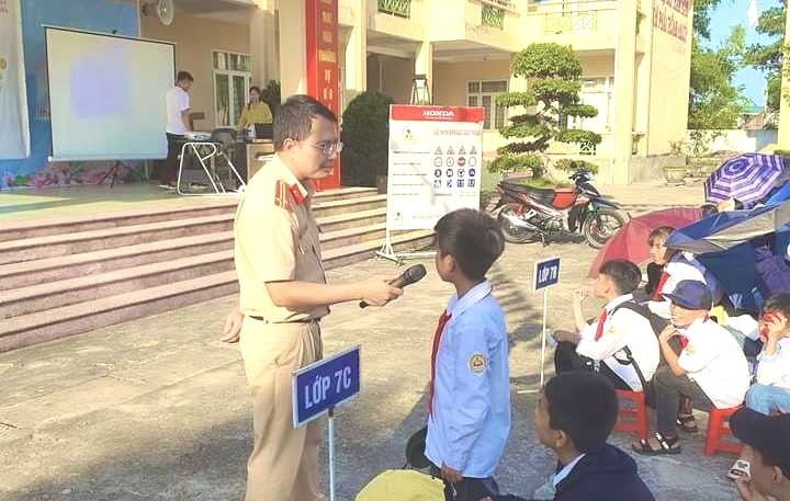 Các em học sinh trường THCS Quảng Phong (huyện Hải Hà) được giao lưu, tìm hiểu kiến thức về luật giao thông đường bộ.