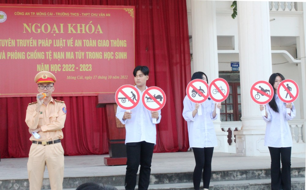 Công an TP Móng Cái tuyên truyền các biển hiệu quy định của pháp luật trong lĩnh vực ATGT cho học sinh trường THPT Chu Văn An.