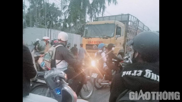 Xe tải chở dăm gỗ Hào Hưng tông nát xe máy, 1 học sinh nguy kịch 2
