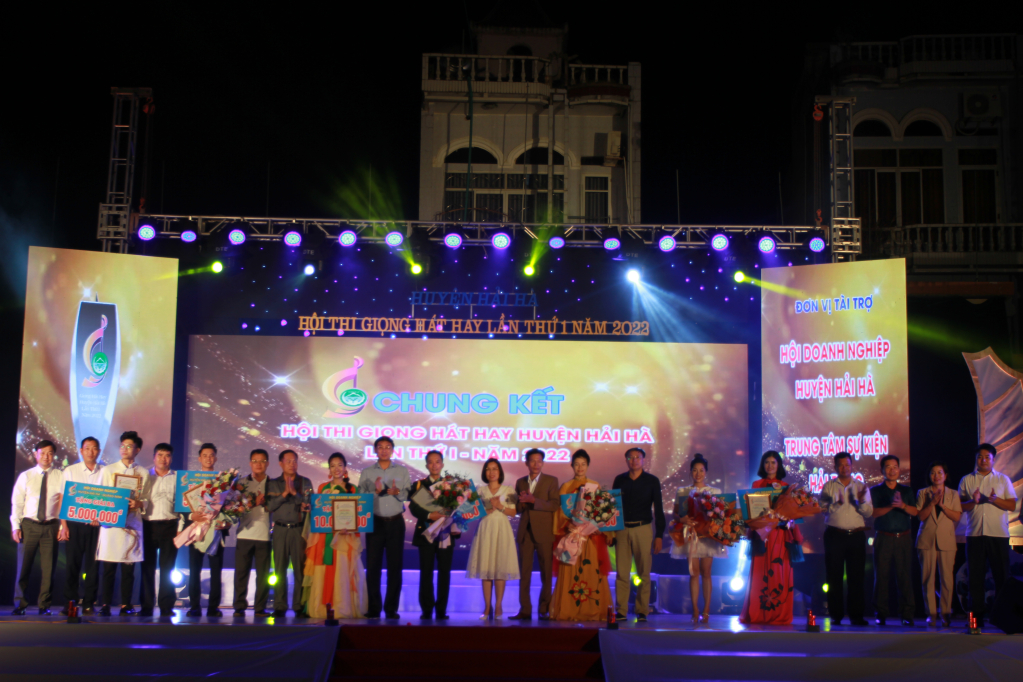Ban Tổ chức trao giải cho các thí sinh.