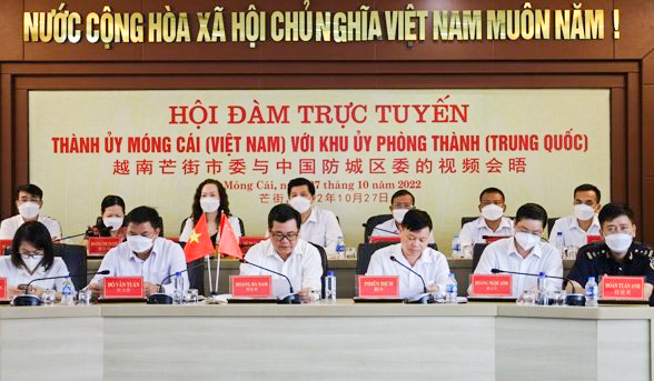 Đoàn đại biểu Thành ủy Móng Cái (Việt Nam) hội đàm với Khu ủy, chính quyền TP Phòng Thành Cảng (Trung Quốc) ngày 27/10 về thúc đẩy hợp tác giữa 2 địa phương.