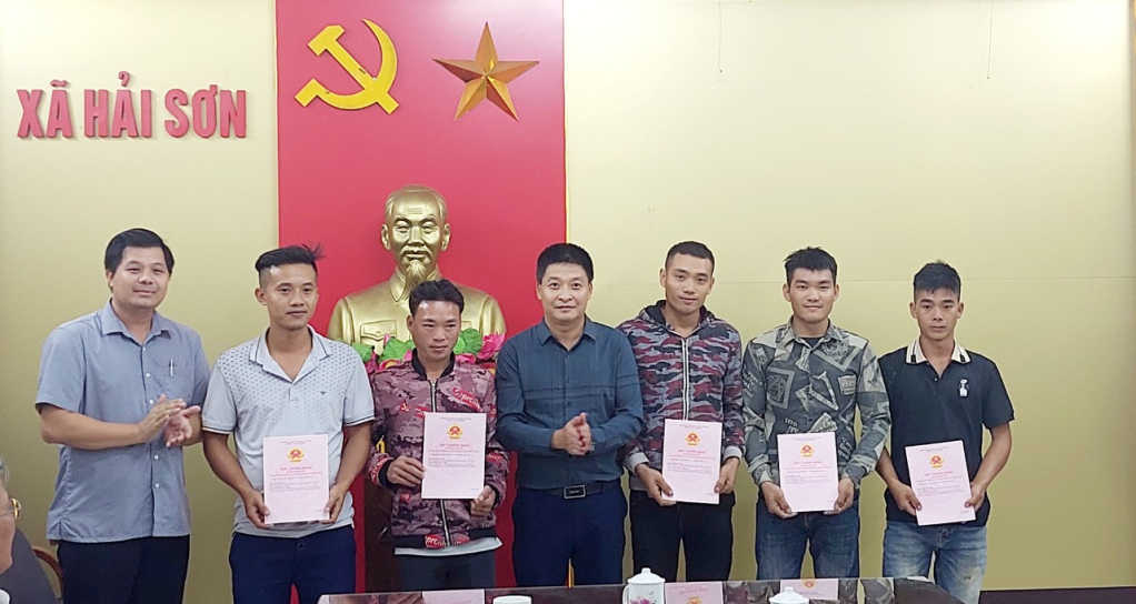 Ông Nguyễn Phúc Vinh, Phó Chủ tịch UBND TP Móng Cái cùng lãnh đạo xã Hải Sơn trao GCNQSDĐ cho 11 hộ dân thôn Lục Chắn, xã Hải Sơn