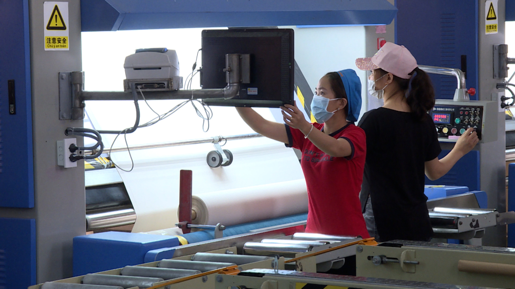 Công nhân sản xuất vải sợi tại Khu công nghiệp Texhong Hải Hà.