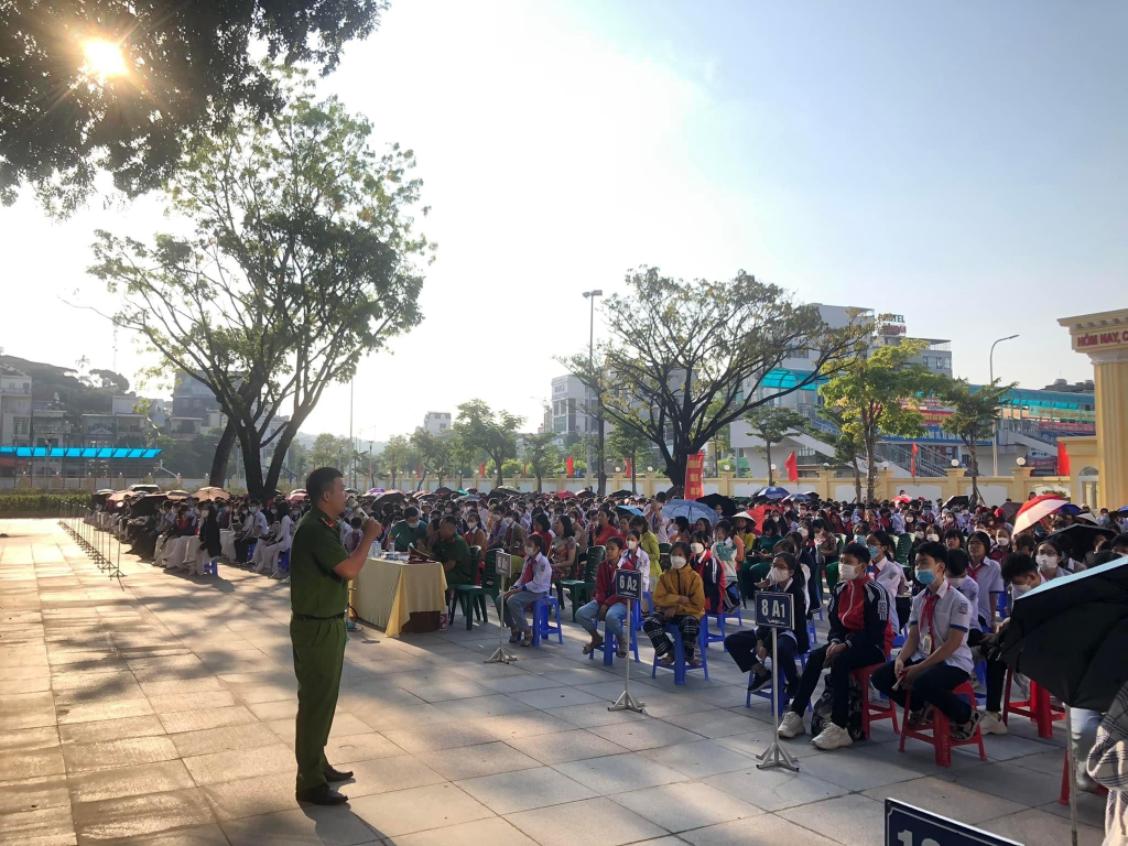 Trường THPT Hòn Gai (Hạ Long) phối hợp cùng Công an tỉnh tuyên truyền pháp luật về phòng chống ma túy cho học sinh.