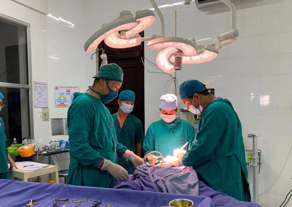 Các bác sĩ, kỹ thuật viên Trung tâm Y tế huyện Tiên Yên phẫu thuật cho bệnh nhân bị gãy xương gò má, xương hàm trên vào ngày 10/10/2022.