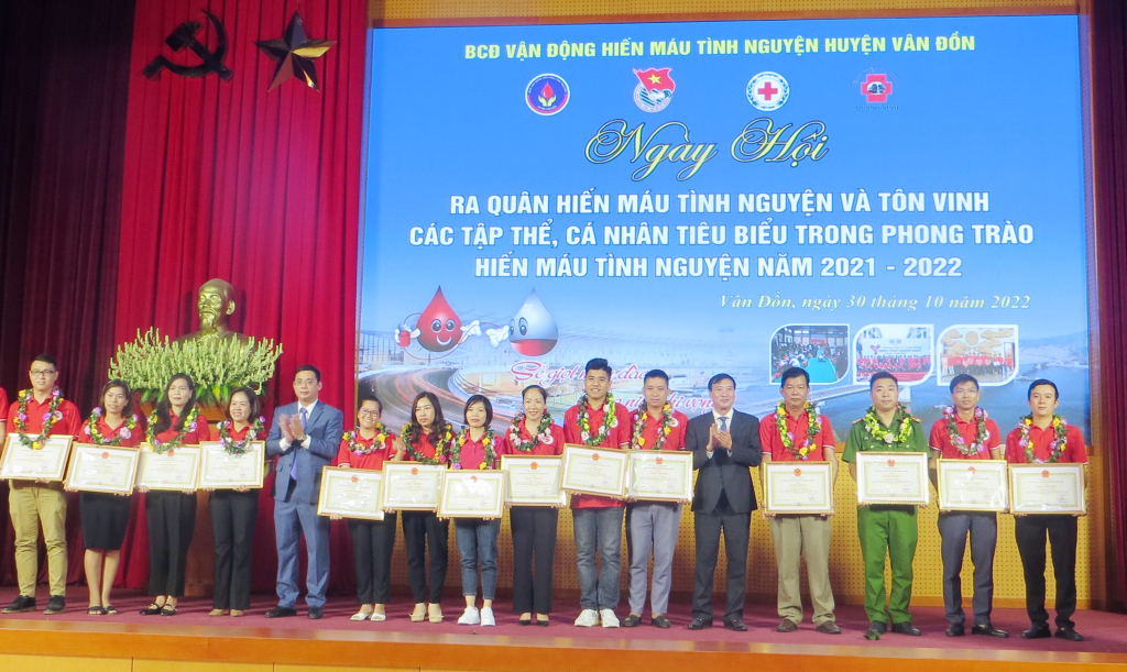 Ban Chỉ đạo Vận động HMTN huyện Vân Đồn trao giấy khen tôn vinh các tập thể, cá nhân có thành tích trong phong trào HMTN huyện Vân Đồn năm 2021-2022.